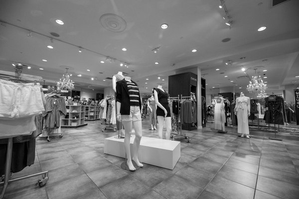 Quels conseils pour assortir des accessoires en argent avec des tenues colorées?