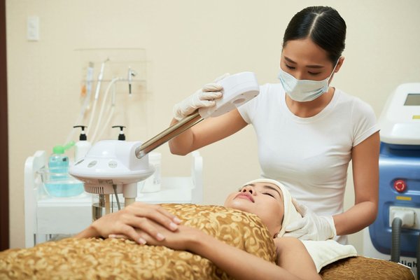 Soins et maquillage : votre routine beauté au naturel avec clarins
