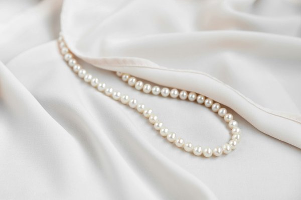 Collier perle : l'élégance masculine redéfinie en 2024