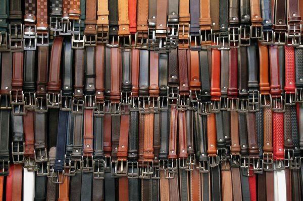 Ceintures pour hommes et femmes : votre allié mode essentiel