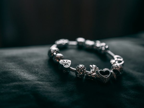 Découvrez le bracelet élastique pise noir : Élégance et confort